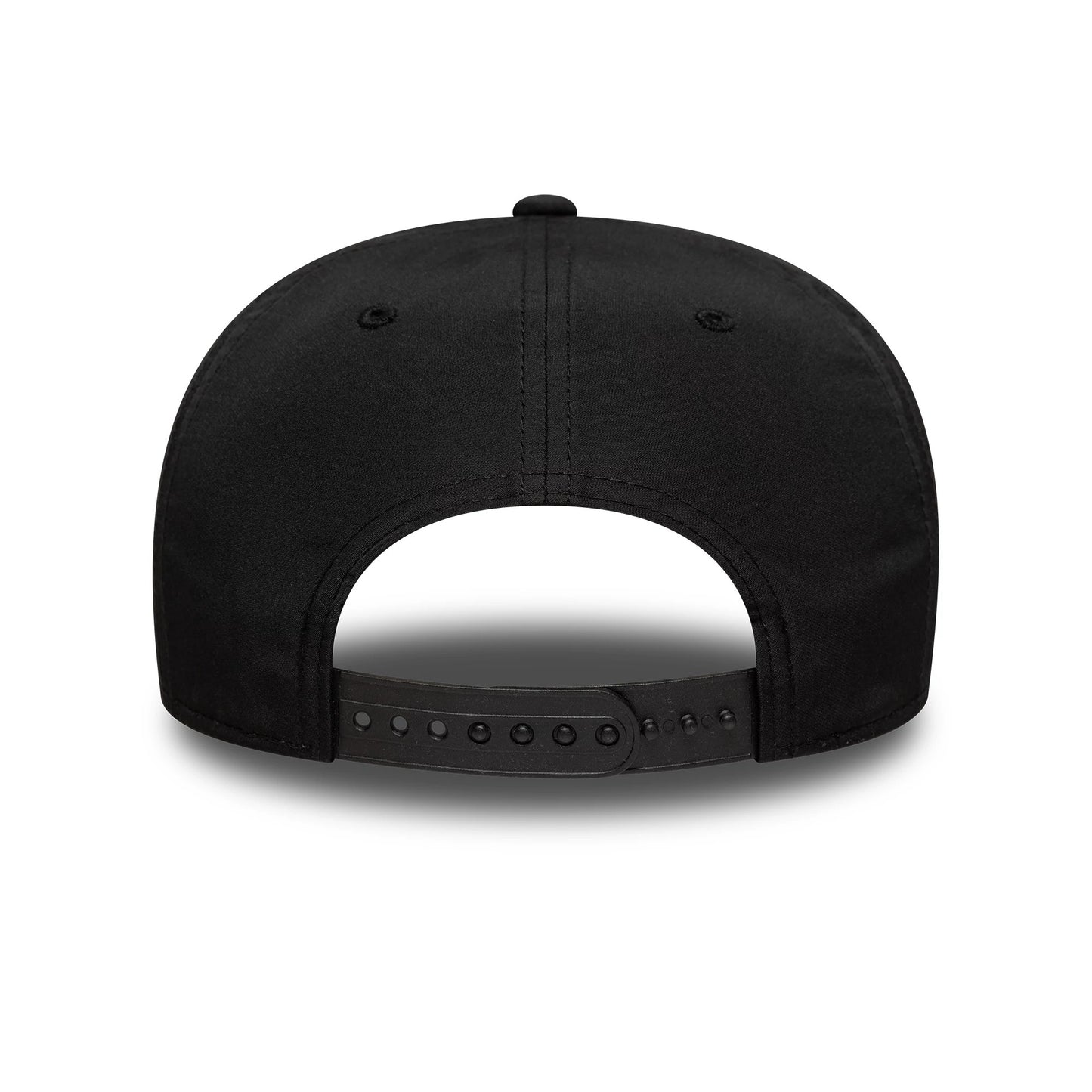 Pictured is this Manchester United FC 9SEVENTY Stretch Snap in black. 4
