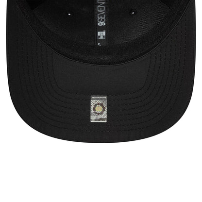 Pictured is this Manchester United FC 9SEVENTY Stretch Snap in black. 5