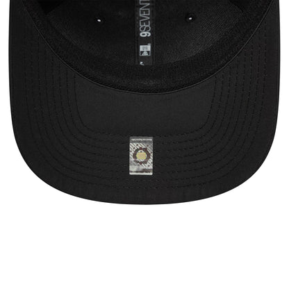 Pictured is this Manchester United FC 9SEVENTY Stretch Snap in black. 5
