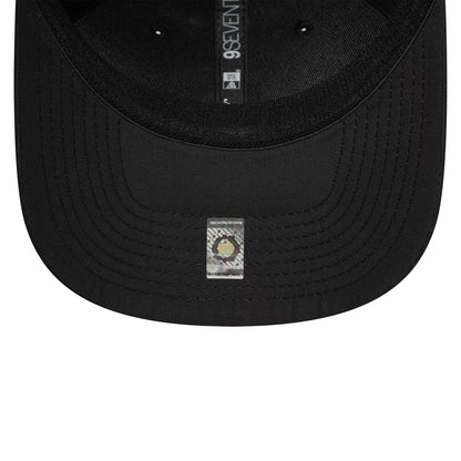 Pictured is this Manchester United FC 9SEVENTY Stretch Snap in black. 5