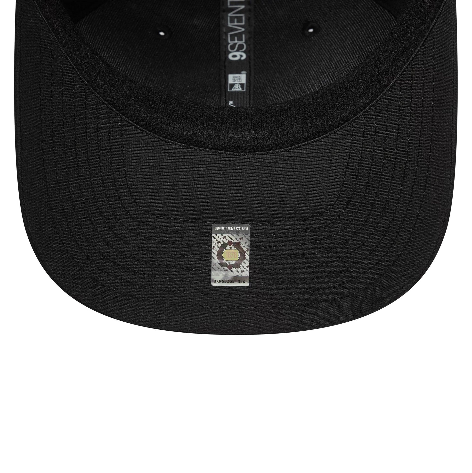 Pictured is this Manchester United FC 9SEVENTY Stretch Snap in black. 5