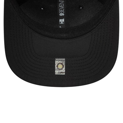 Pictured is this Manchester United FC 9SEVENTY Stretch Snap in black. 5