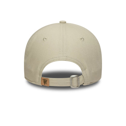 Pictured is this Womens Wordmark Manchester United FC 9FORTY in Cream. 4