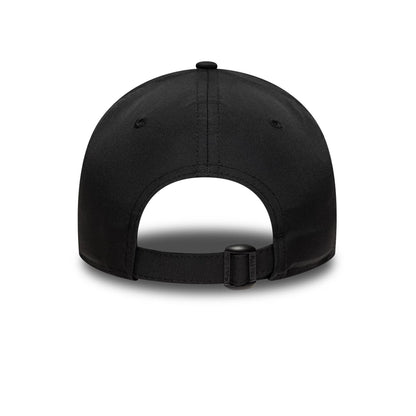 Pictured is this Youth Reflective Manchester United FC 9FORTY in black. 4