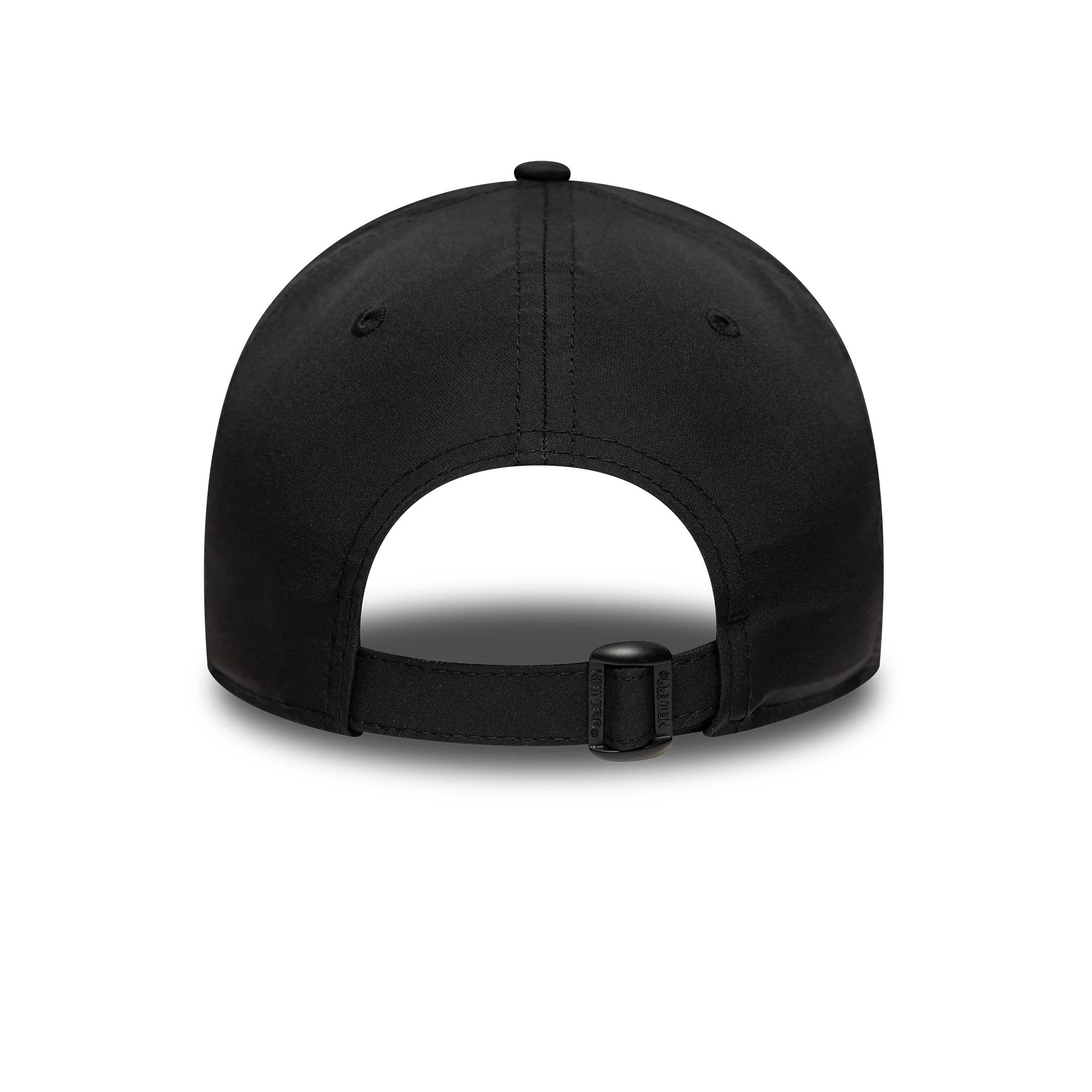 Pictured is this Youth Reflective Manchester United FC 9FORTY in black. 4