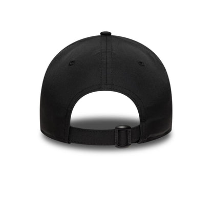 Pictured is this Youth Reflective Manchester United FC 9FORTY in black. 4