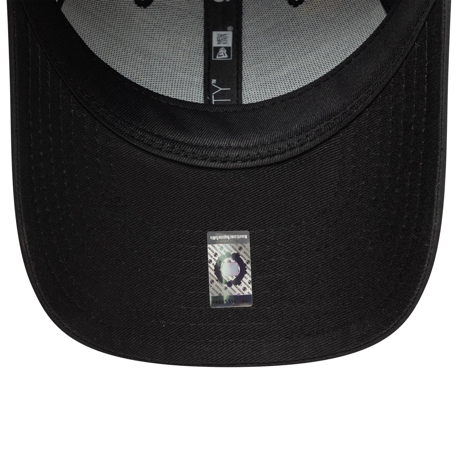 Pictured is this Youth Reflective Manchester United FC 9FORTY in black. 5