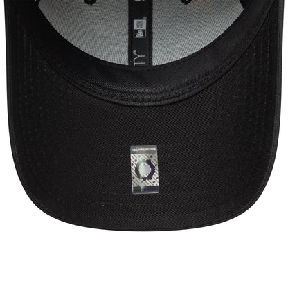 Pictured is this Youth Reflective Manchester United FC 9FORTY in black. 5