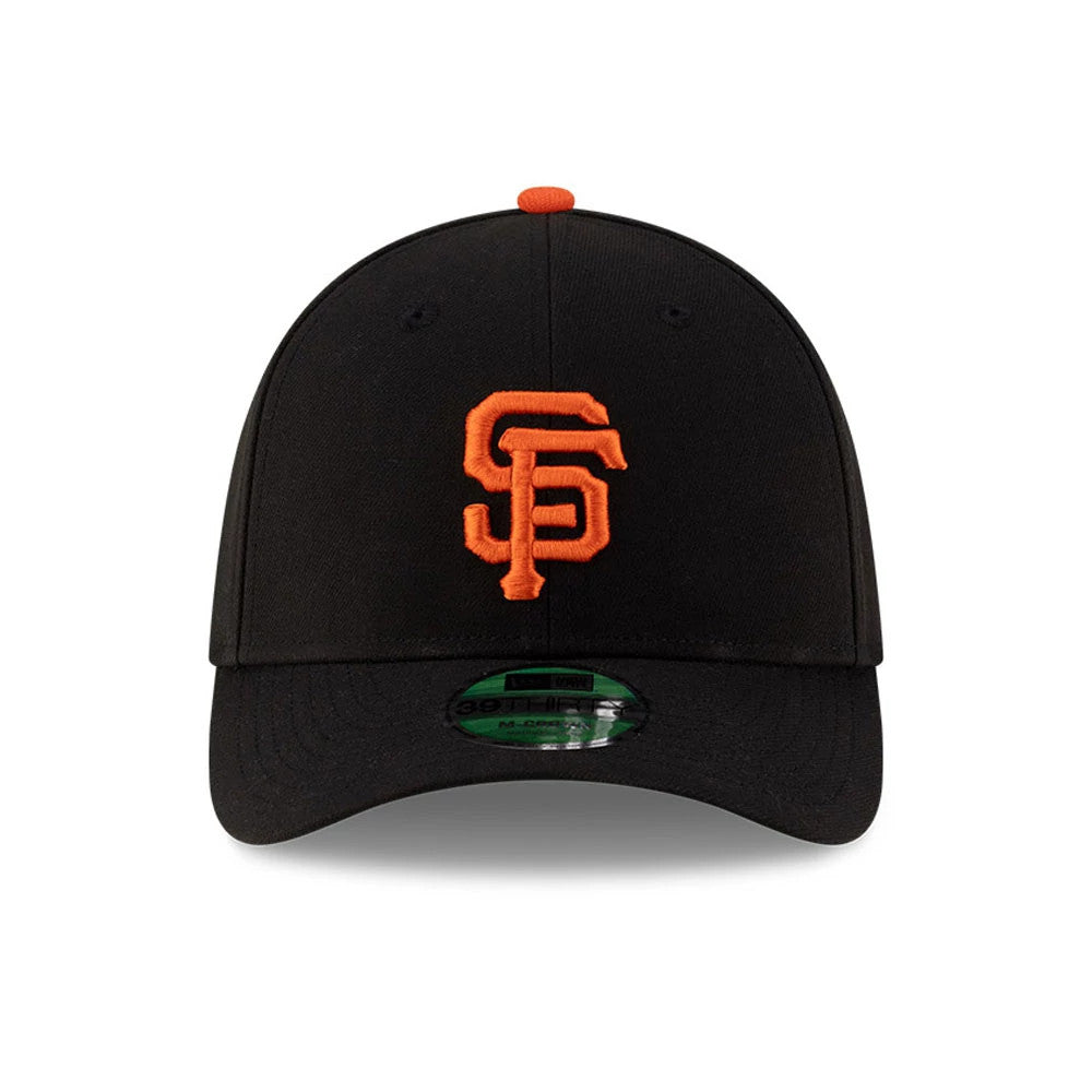 Giants MLB Player Replica Black New Era 39THIRTY M-Crown Stretch Fit Cap, front view showing an orange raised embroidery logo on the structured black front panel, with a green 39THIRTY size sticker on the curved black visor.