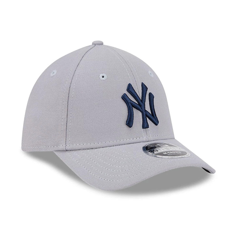 New York Yankees MLB Grey New Era 39THIRTY M-Crown Stretch Fit Cap, three-quarter view with a navy raised embroidered NY logo on the front panel, curved grey visor and 39THIRTY size sticker displayed prominently.