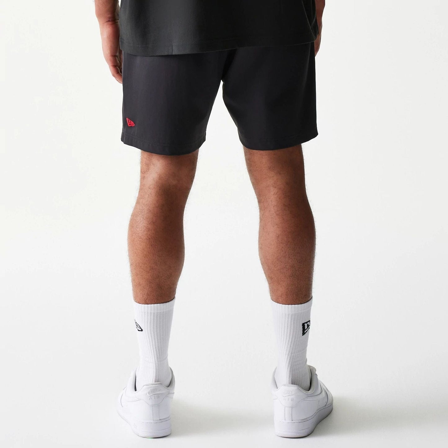 The model is wearing this NBA Match Chicago Bulls Oversized Shorts in black. 2