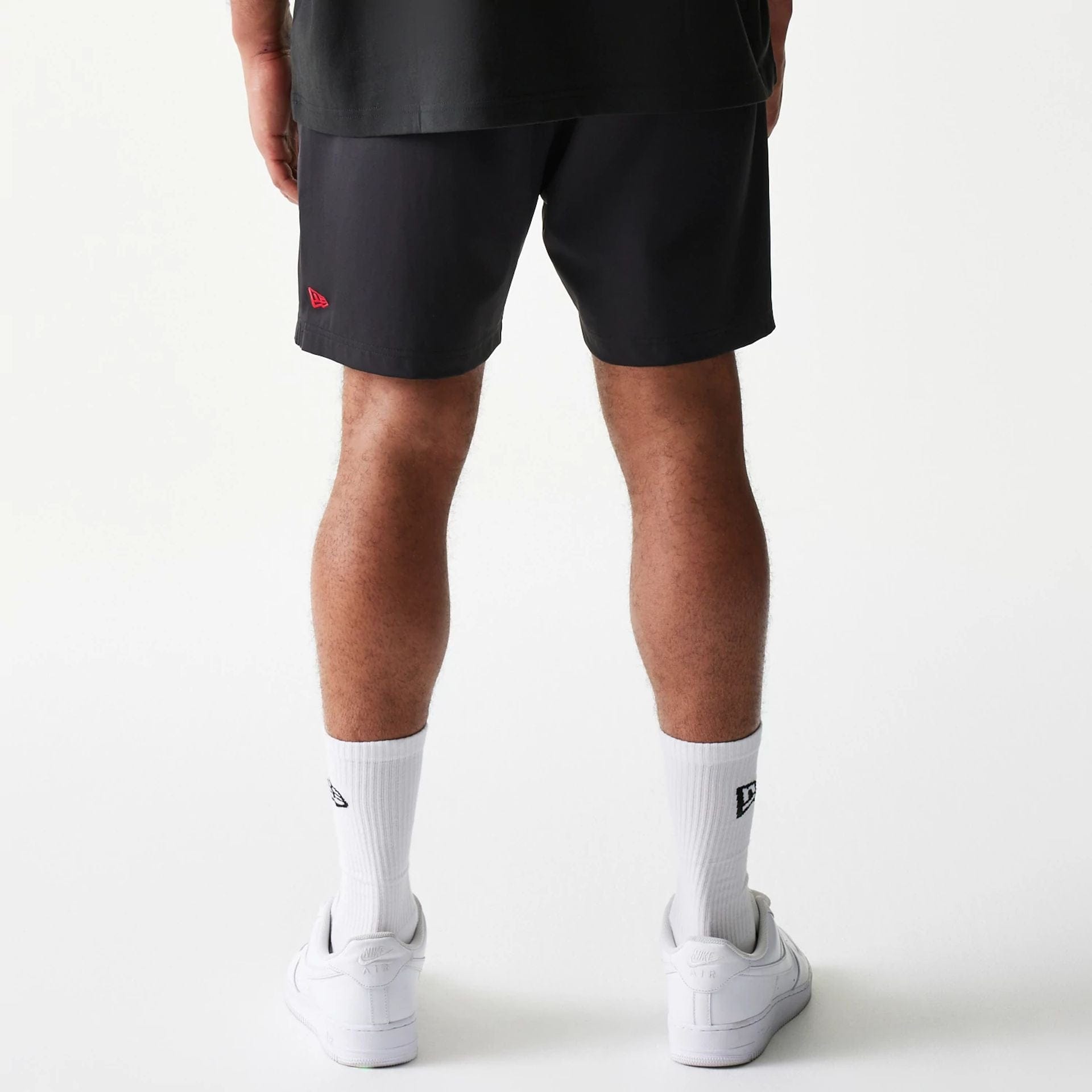 The model is wearing this NBA Match Chicago Bulls Oversized Shorts in black. 2