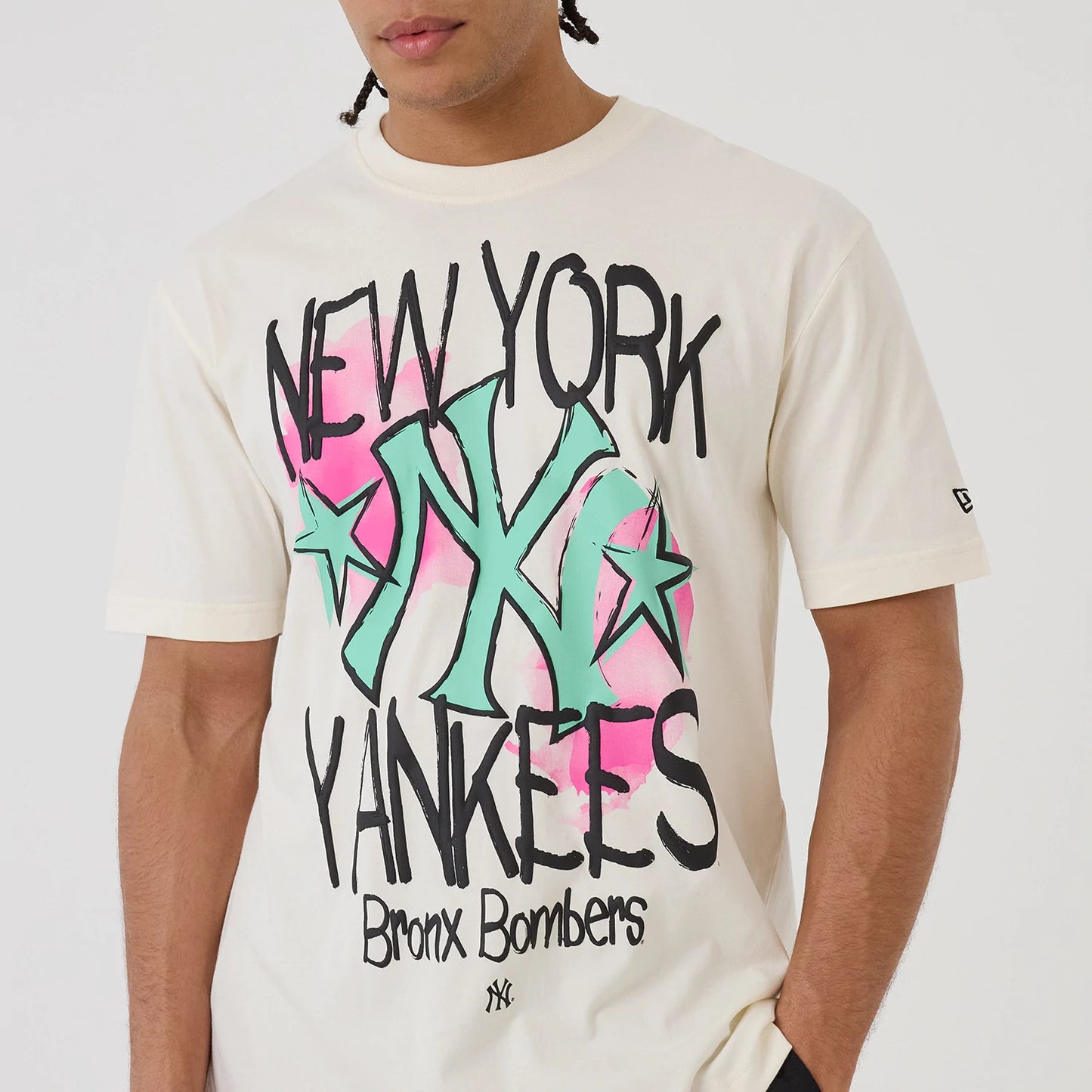 The model is wearing this MLB Street Art Graphic New York Yankees T-Shirt in light beige. 5