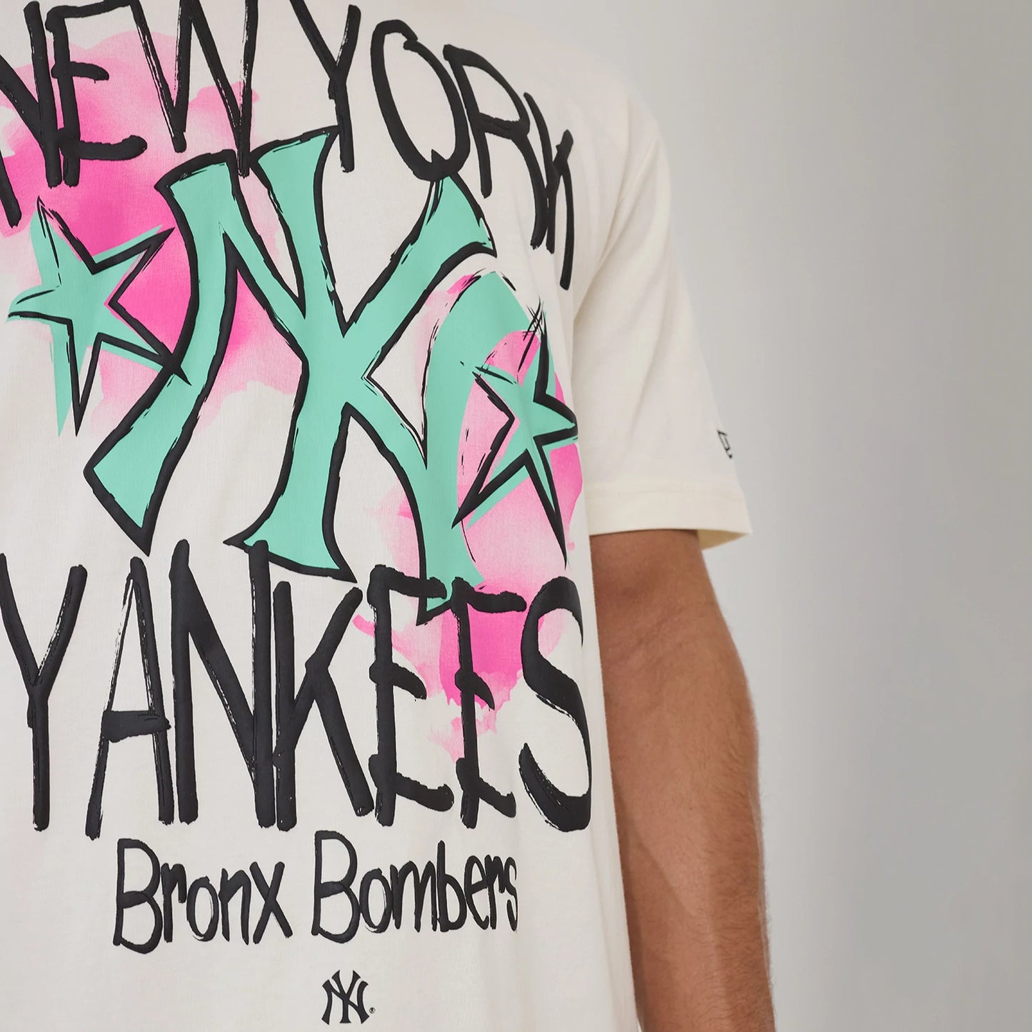 The model is wearing this MLB Street Art Graphic New York Yankees T-Shirt in light beige. 3