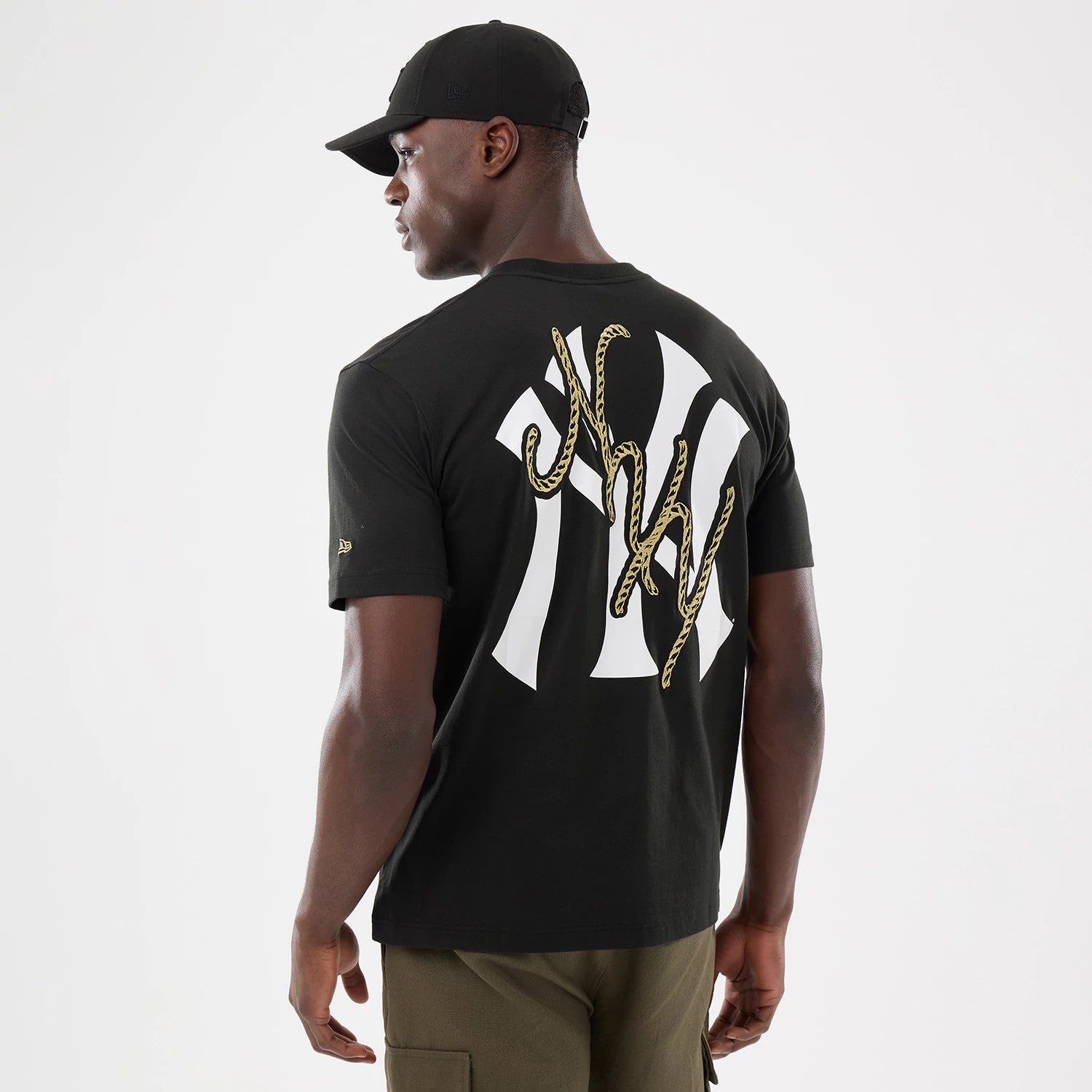 The model is wearing this MLB Cowboy Graphic New York Yankees T-Shirt in black. 2