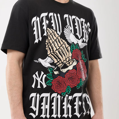 The model is wearing this MLB Script Graphic New York Yankees T-Shirt in black. 3