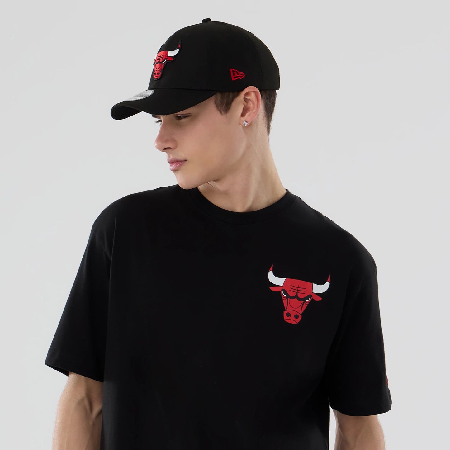 The model is wearing this NBA Logo Graphic Chicago Bulls T-Shirt in black. 7
