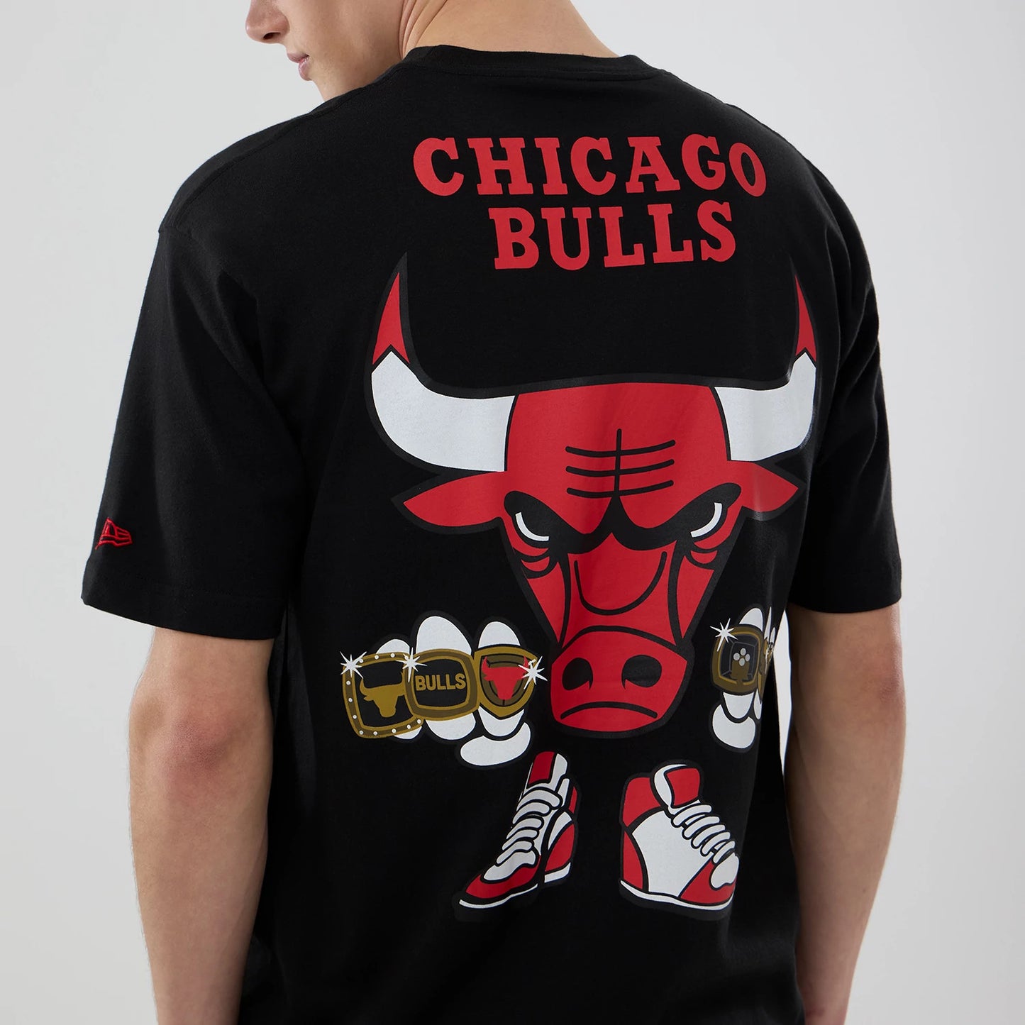 The model is wearing this NBA Logo Graphic Chicago Bulls T-Shirt in black. 3