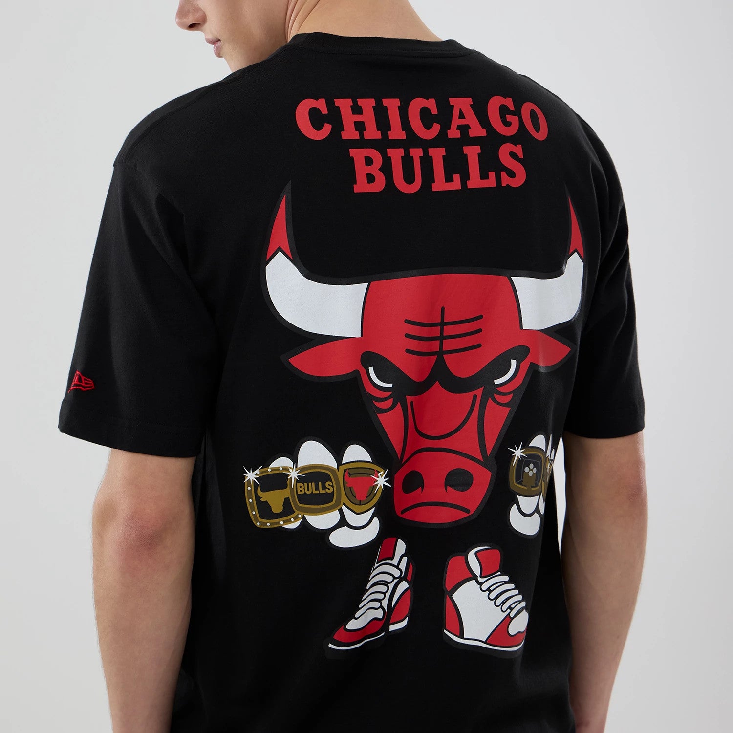 The model is wearing this NBA Logo Graphic Chicago Bulls T-Shirt in black. 3