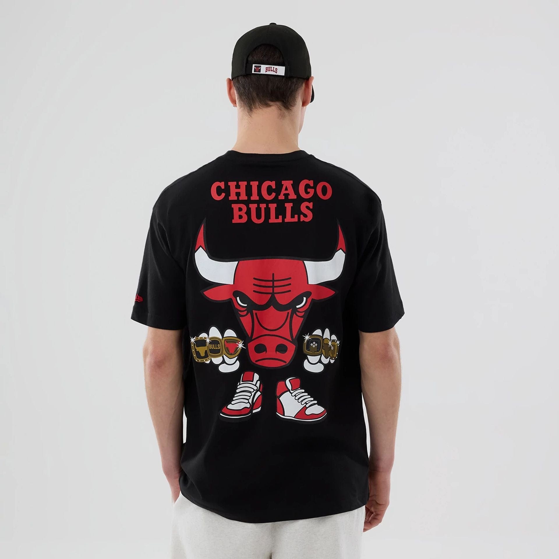 The model is wearing this NBA Graphic Chicago Bulls T-Shirt in black. 2