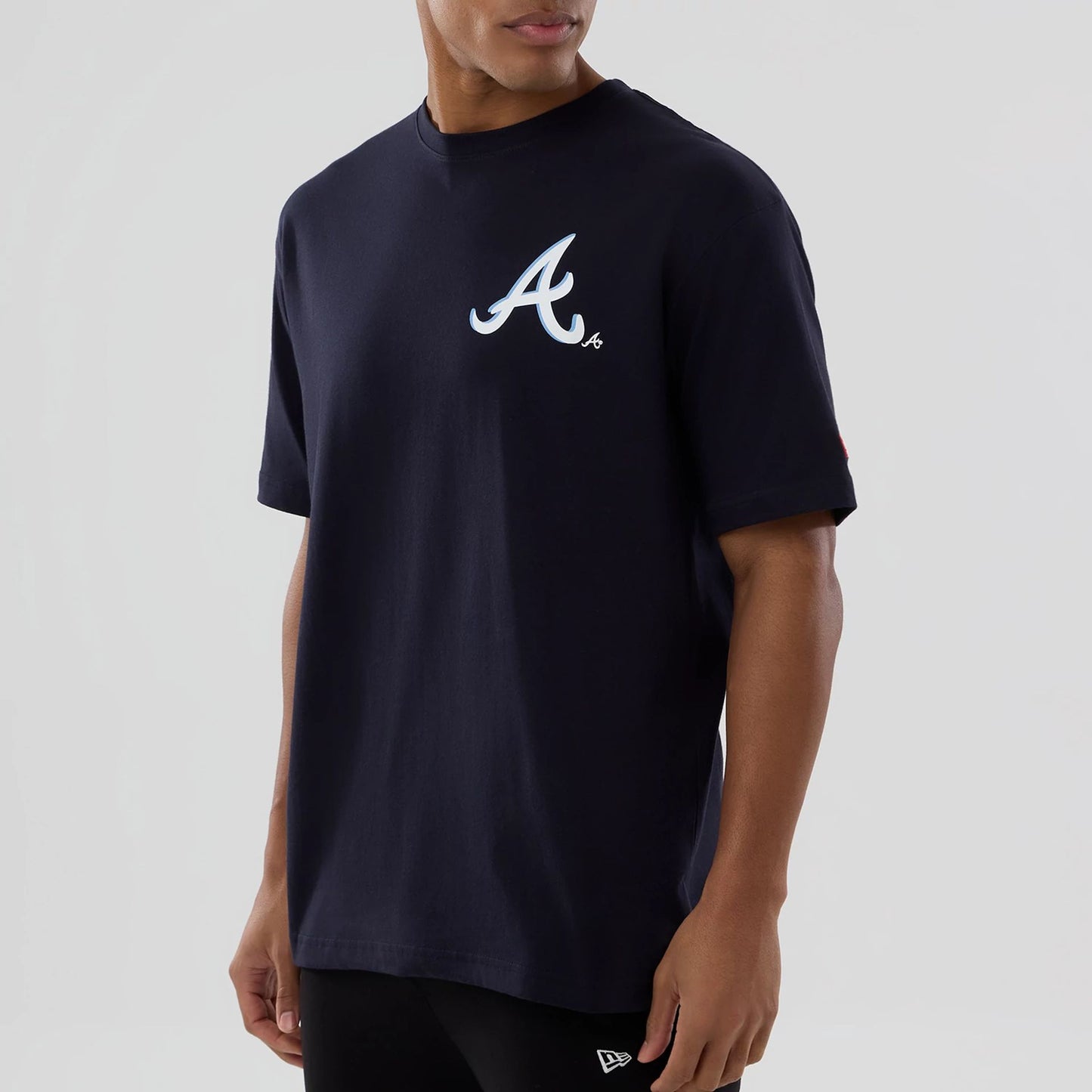 The model is wearing this MLB Graphic Atlanta Braves T-Shirt in navy. 7