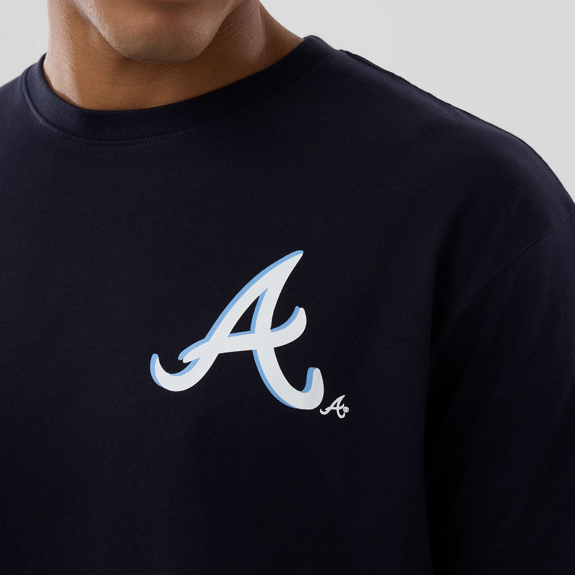 The model is wearing this MLB Graphic Atlanta Braves T-Shirt in navy. 5