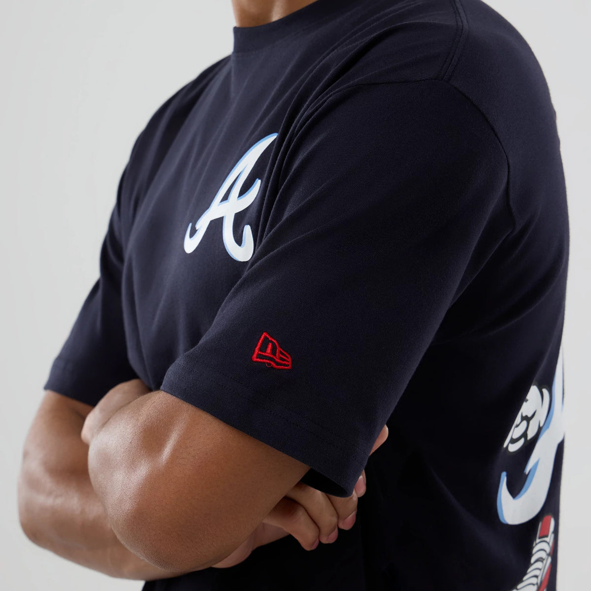 The model is wearing this MLB Graphic Atlanta Braves T-Shirt in navy. 6