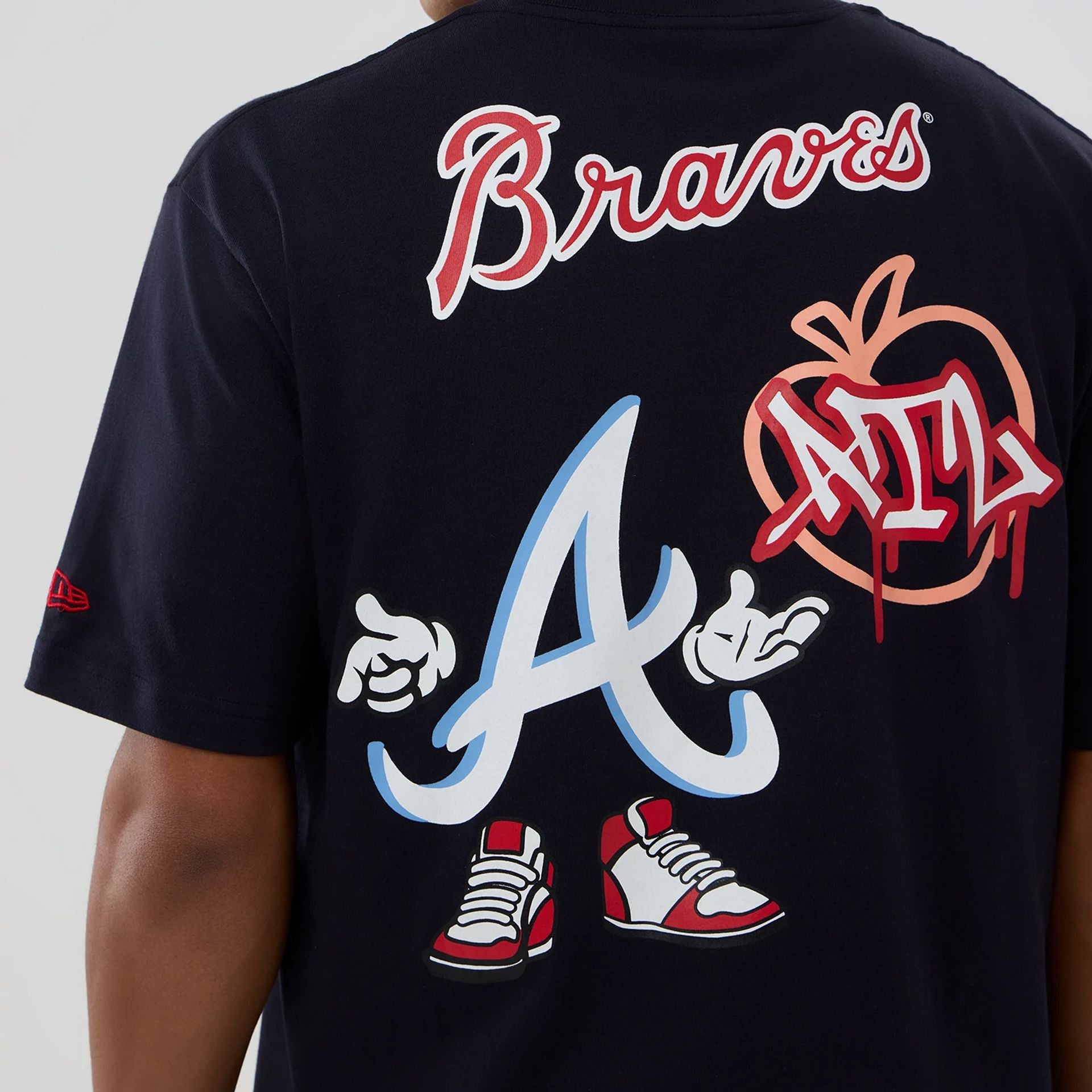 The model is wearing this MLB Graphic Atlanta Braves T-Shirt in navy. 3