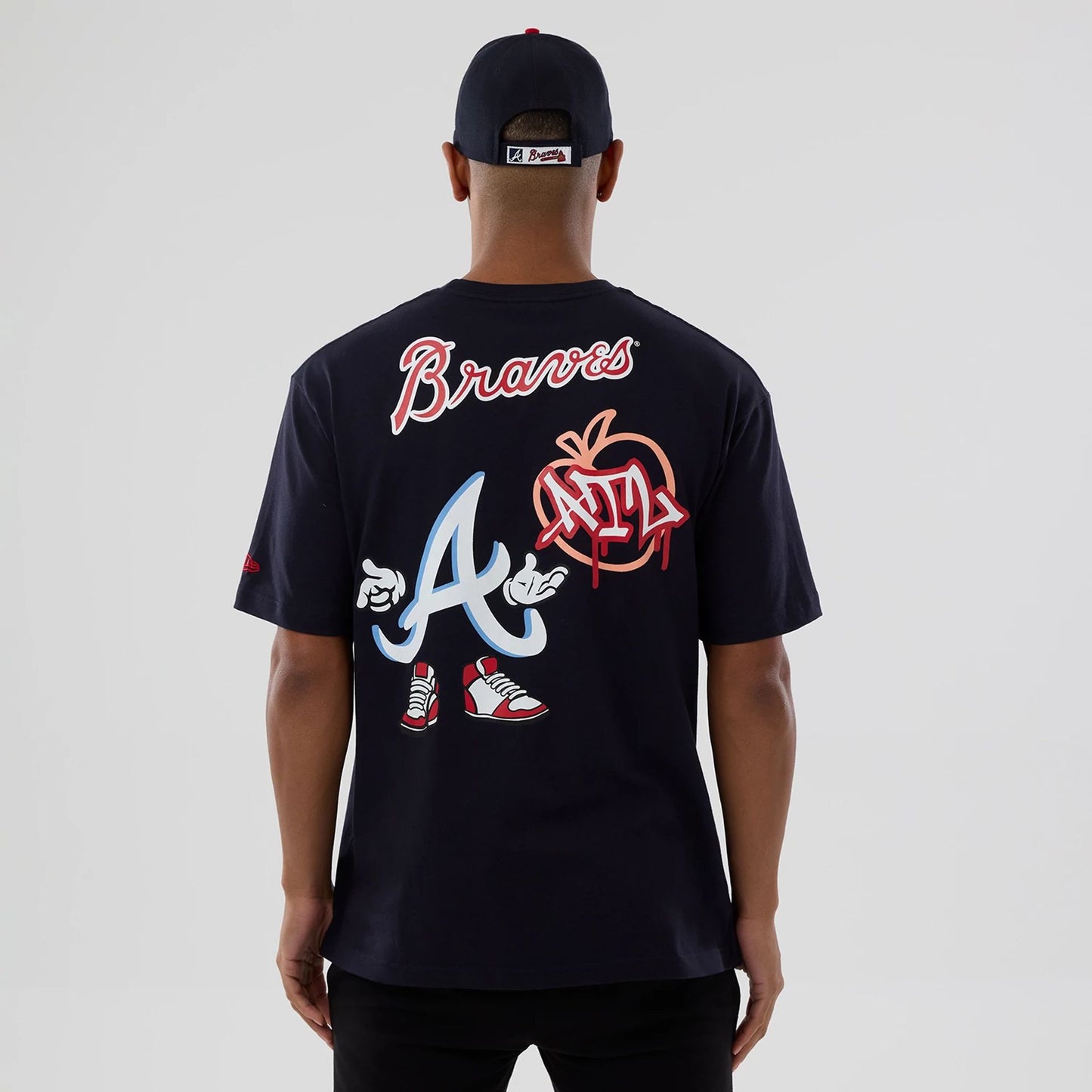 The model is wearing this MLB Graphic Atlanta Braves T-Shirt in navy. 2