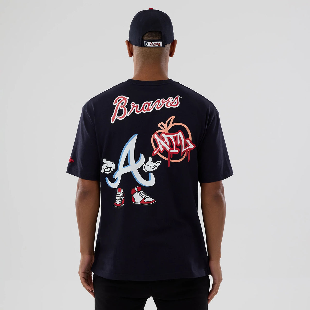 The model is wearing this MLB Graphic Atlanta Braves T-Shirt in navy. 2