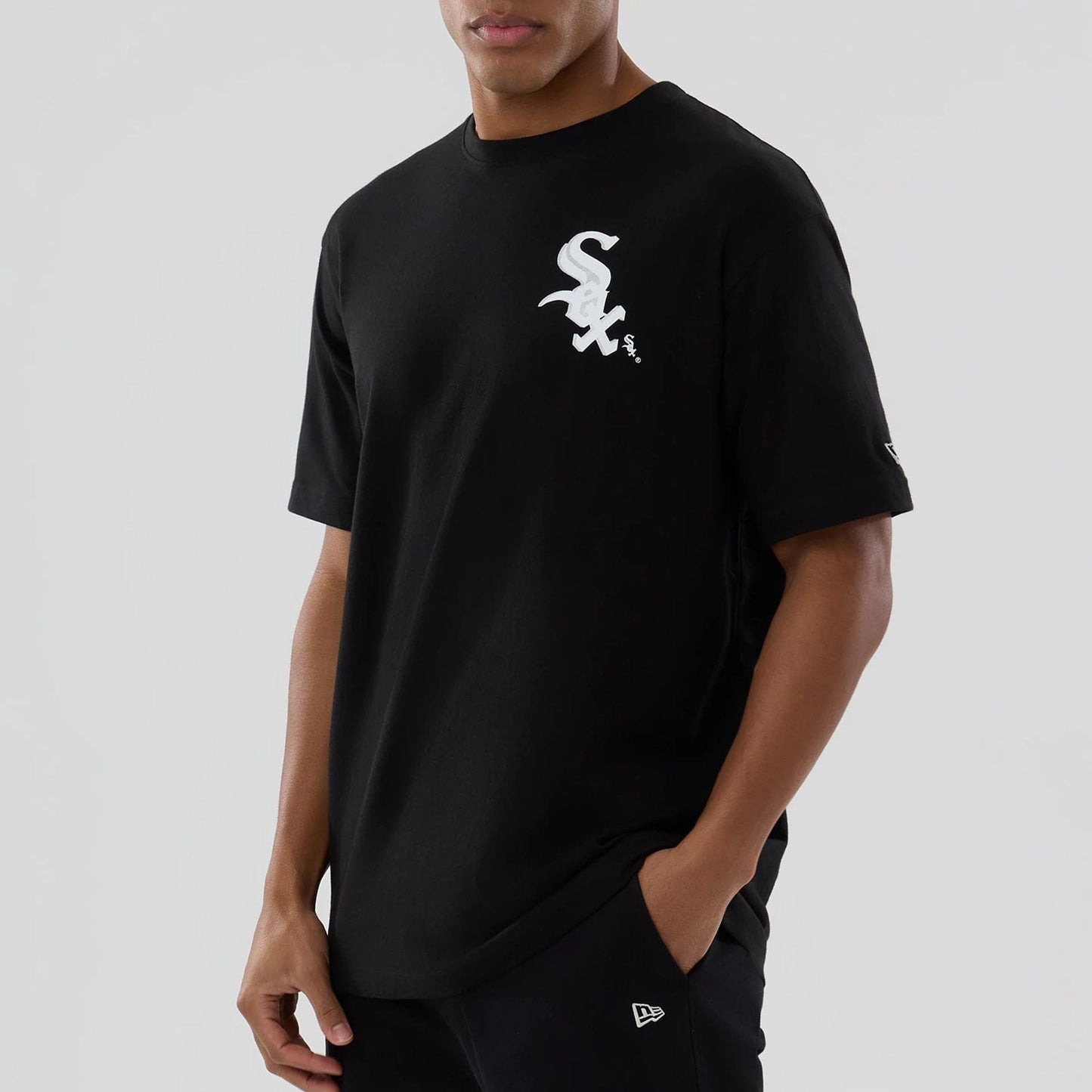 The model is wearing this MLB Graphic Chicago White Sox T-Shirt in black. 7
