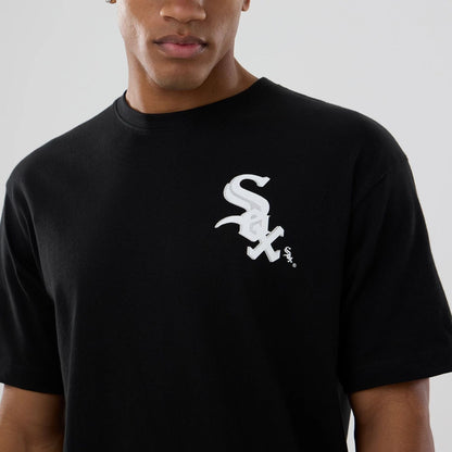 The model is wearing this MLB Graphic Chicago White Sox T-Shirt in black. 4