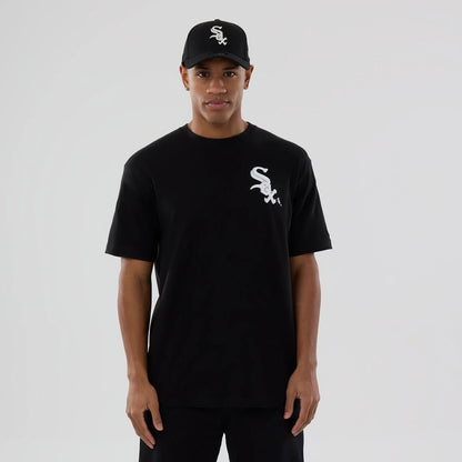 The model is wearing this MLB Graphic Chicago White Sox T-Shirt in black. 1