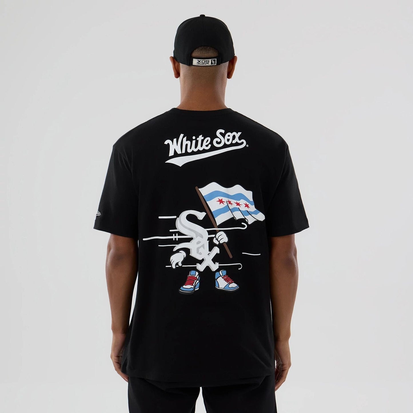 The model is wearing this MLB Graphic Chicago White Sox T-Shirt in black. 2