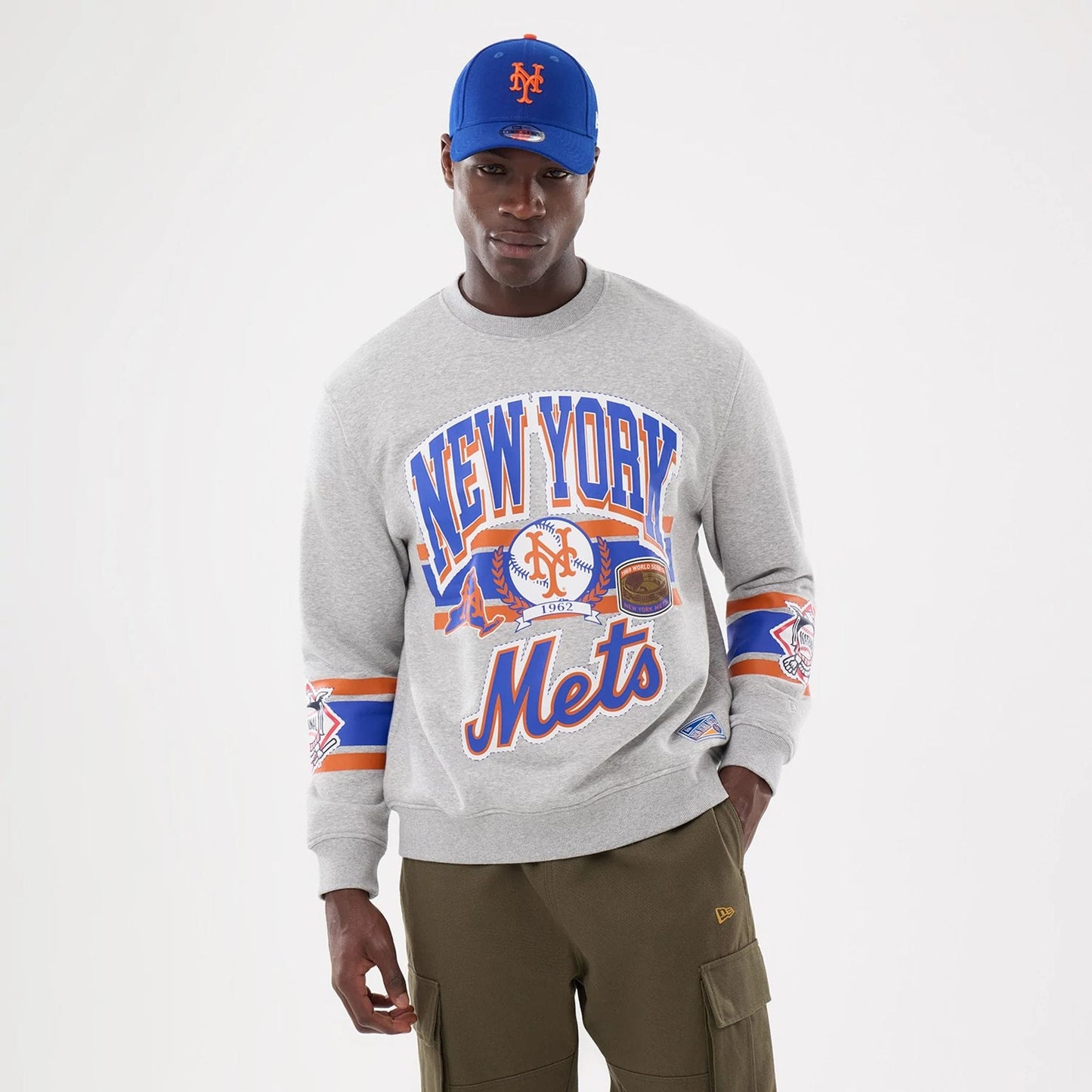 The model is wearing this MLB Sport Classic New York Mets Crew Neck Sweater in grey. 1