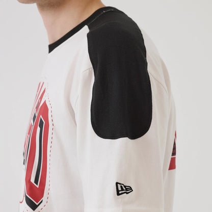The model is wearing this NBA Sport Classic Chicago Bulls T-Shirt in white. 3