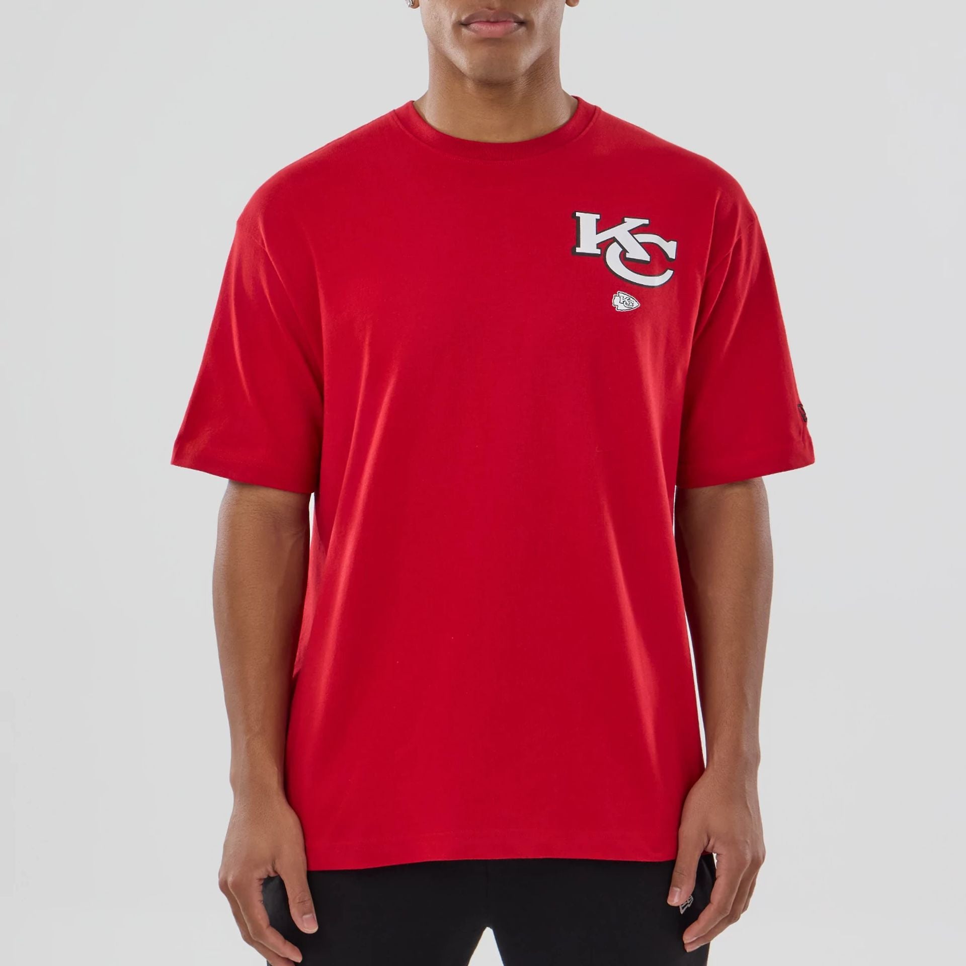 The model is wearing this NFL Graphic Kansas City Chiefs T-Shirt in red. 4