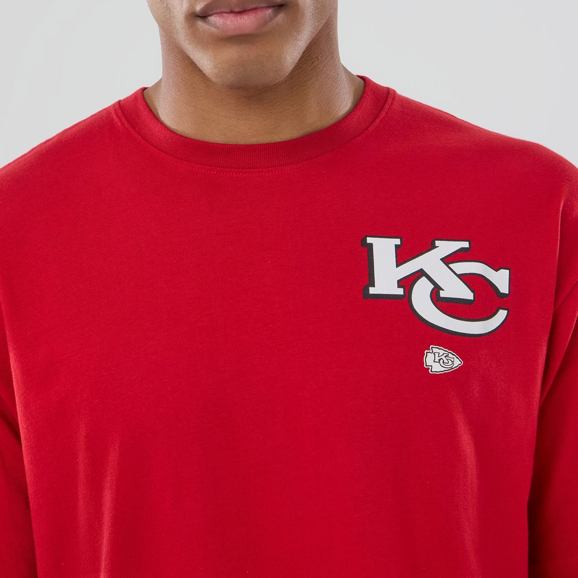 The model is wearing this NFL Graphic Kansas City Chiefs T-Shirt in red. 3