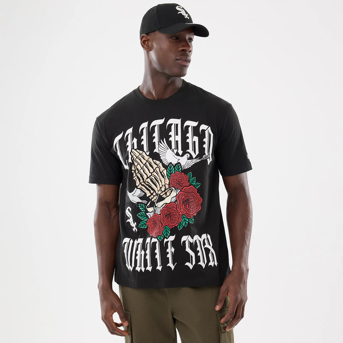 The model is wearing this MLB Script Graphic Chicago White Sox T-Shirt in black. 1