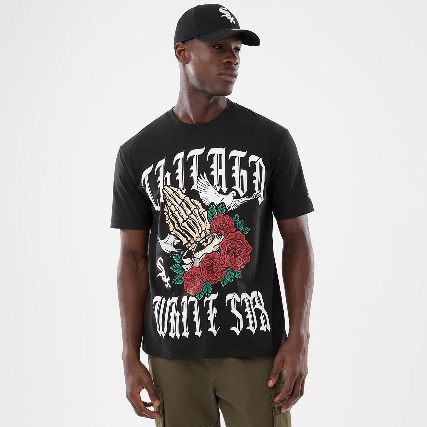 The model is wearing this MLB Script Graphic Chicago White Sox T-Shirt in black. 1