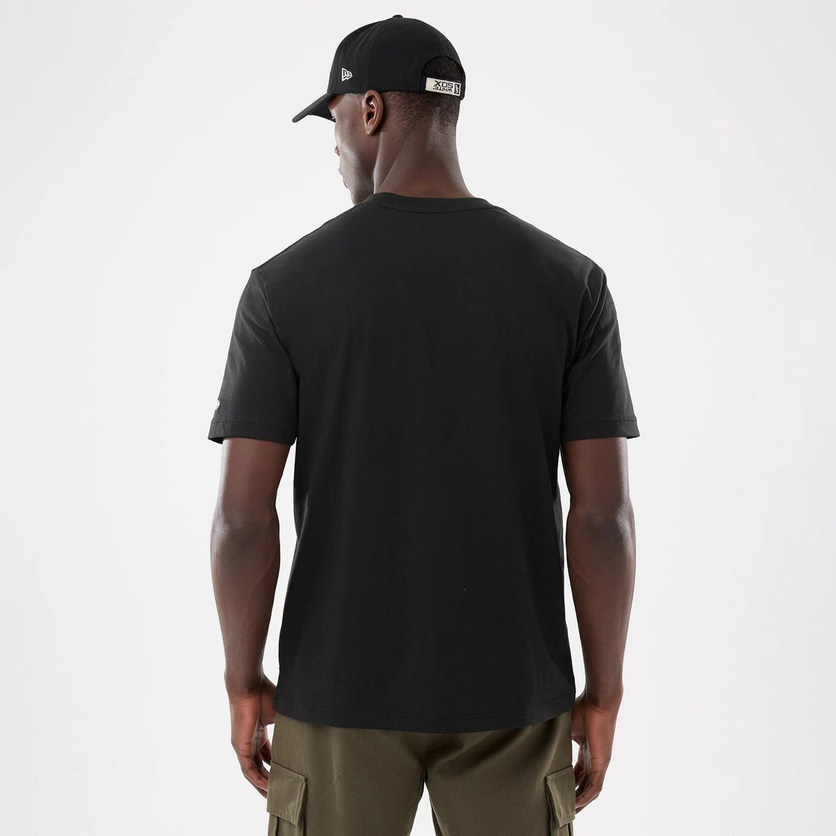 The model is wearing this MLB Script Graphic Chicago White Sox T-Shirt in black. 2