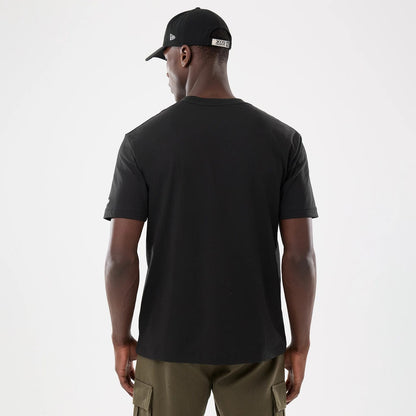 The model is wearing this MLB Script Graphic Chicago White Sox T-Shirt in black. 2
