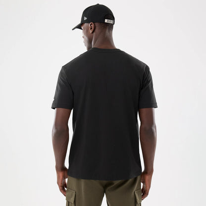 The model is wearing this MLB Script Graphic Chicago White Sox T-Shirt in black. 2