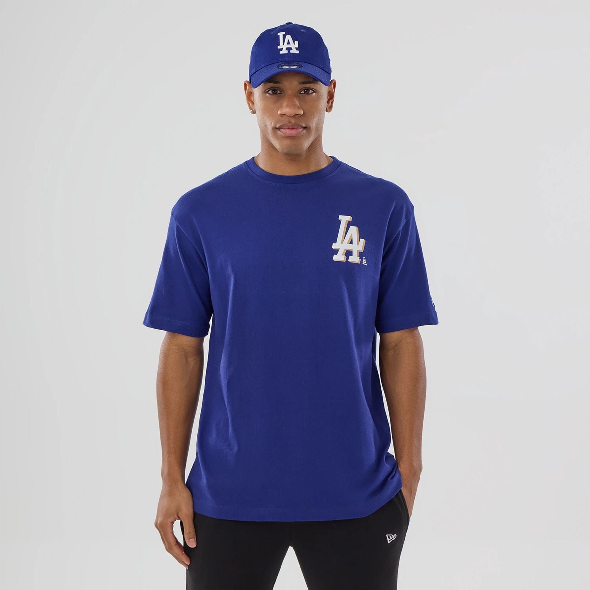 The model is wearing this MLB Graphic LA Dodgers T-Shirt in dark blue. 1
