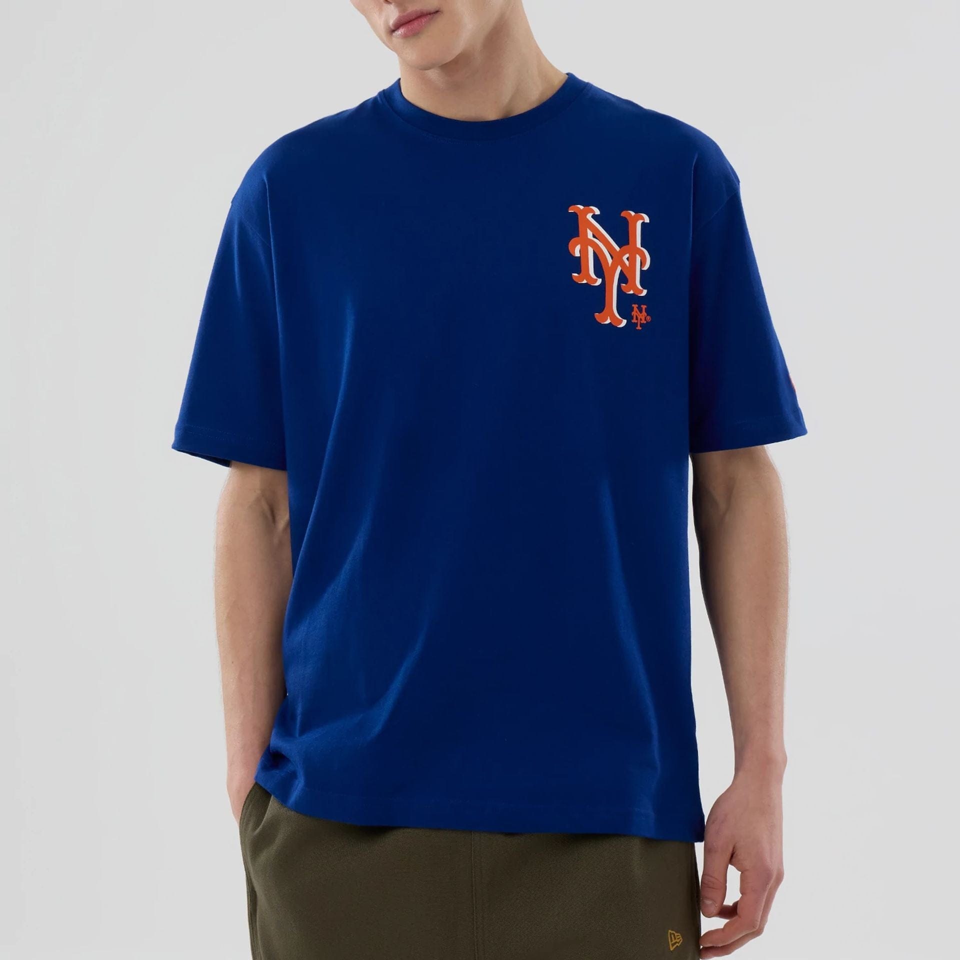 The model is wearing this MLB Graphic New York Mets T-Shirt in blue. 7