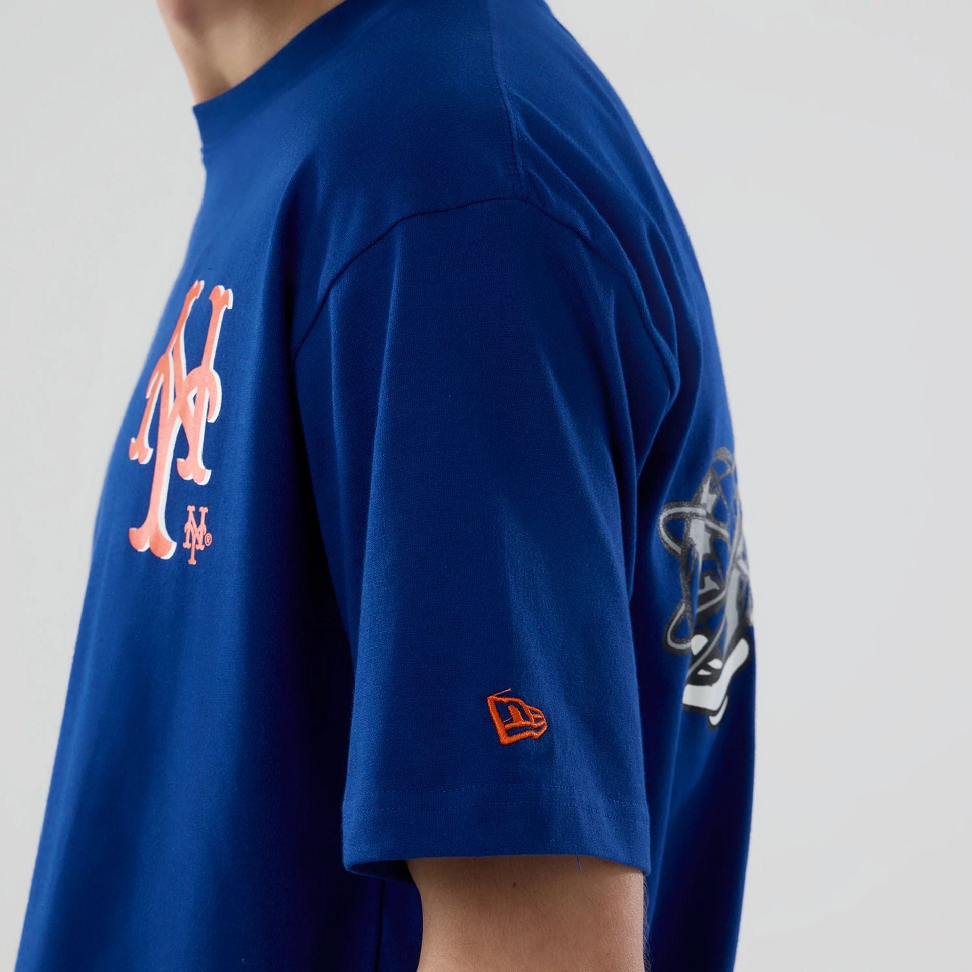 The model is wearing this MLB Graphic New York Mets T-Shirt in blue. 5
