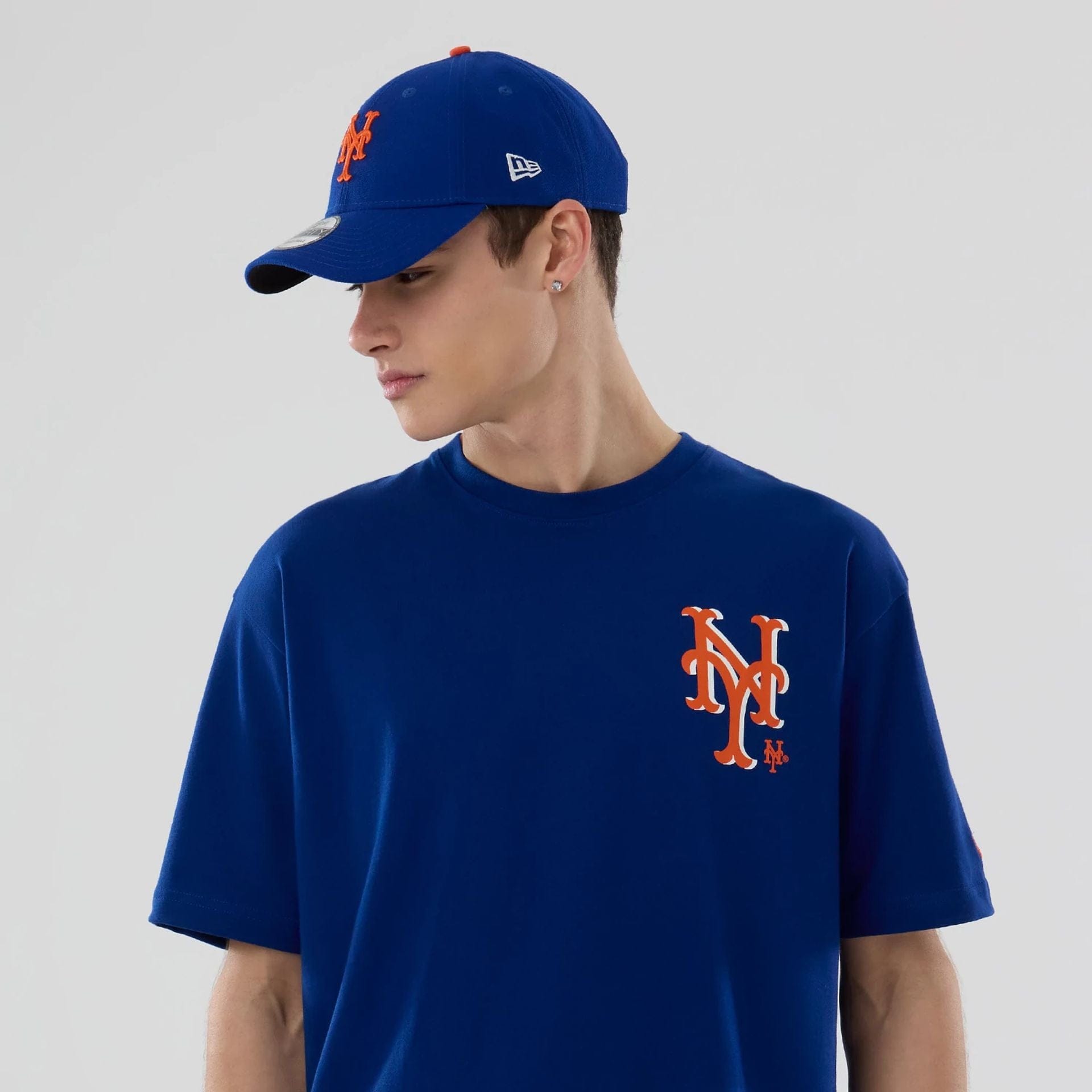 The model is wearing this MLB Graphic New York Mets T-Shirt in blue. 6