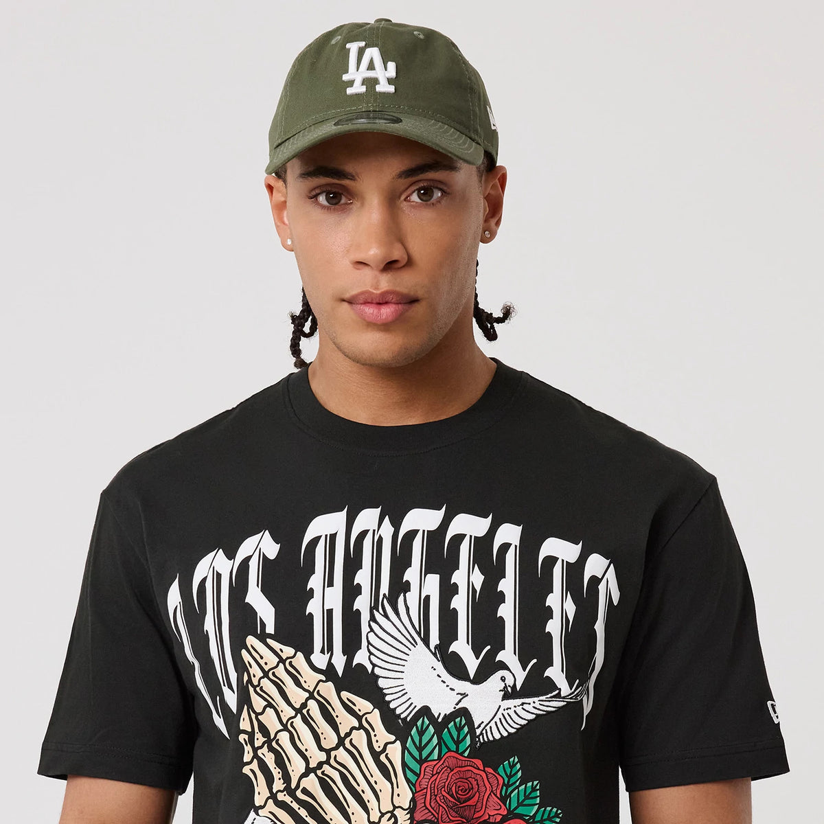 The model is wearing this MLB Script Graphic LA Dodgers T-Shirt in black. 5