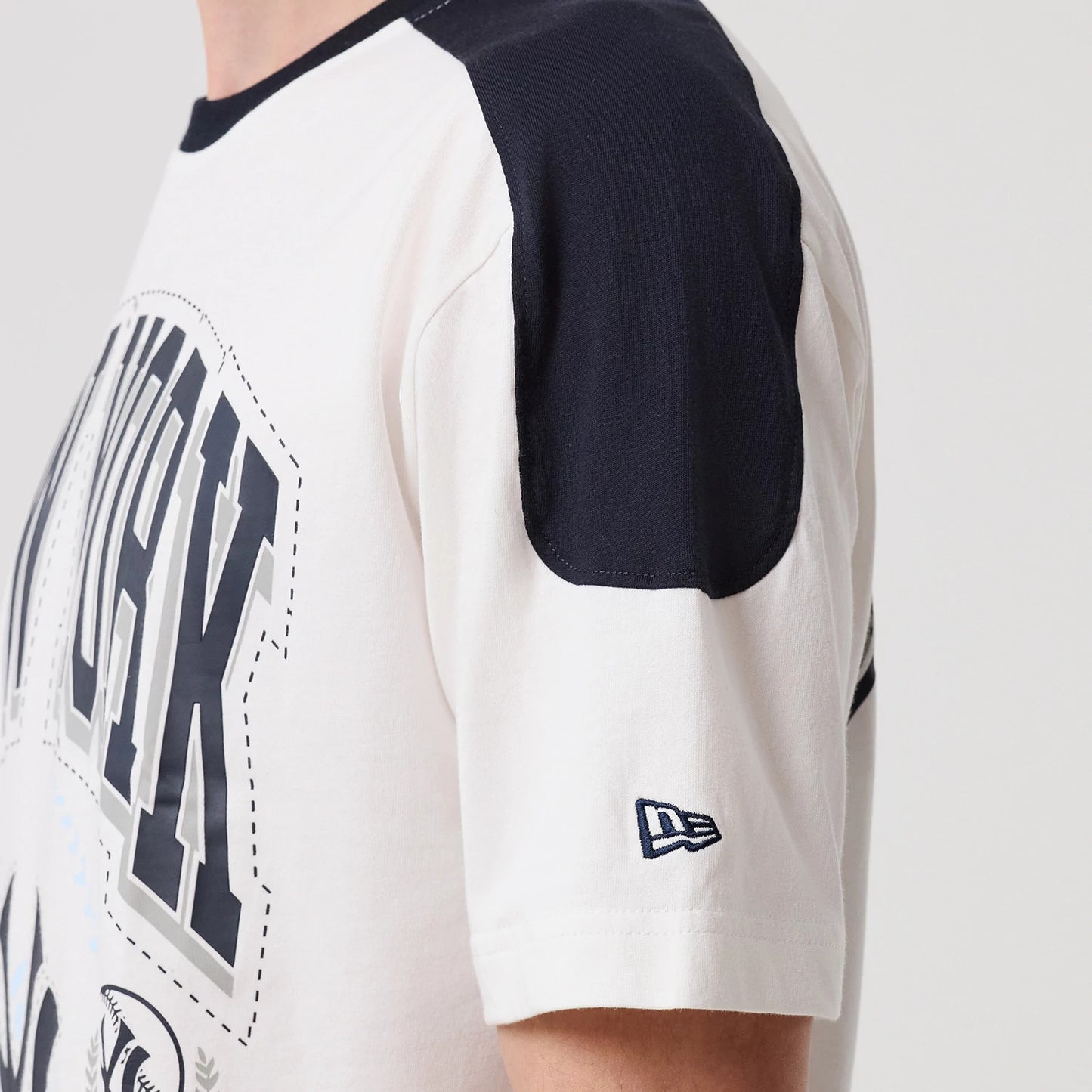 The model is wearing this MLB Sport Classic World Series New York Yankees T-Shirt in white. 6