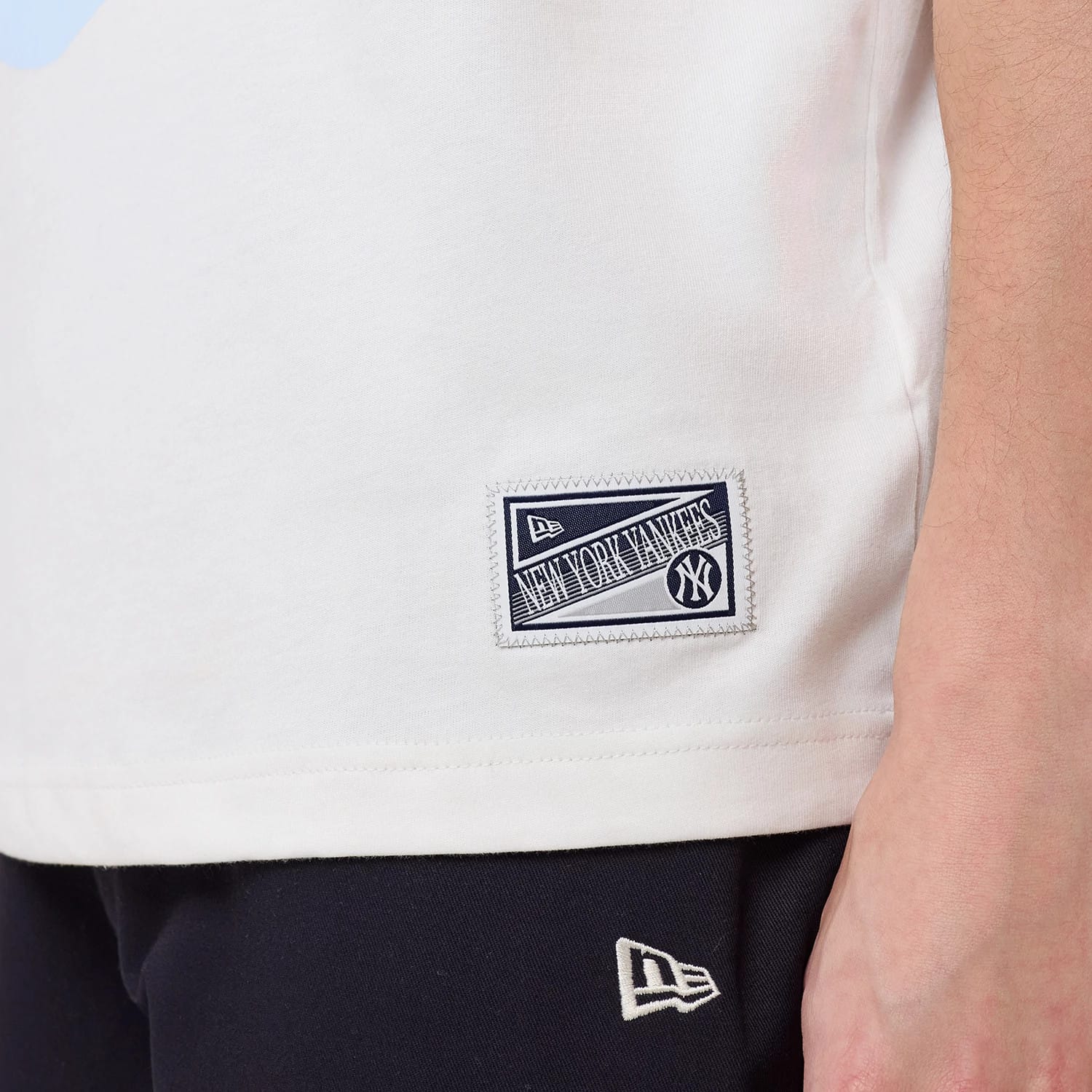 The model is wearing this MLB Sport Classic New York Yankees T-Shirt in white. 7
